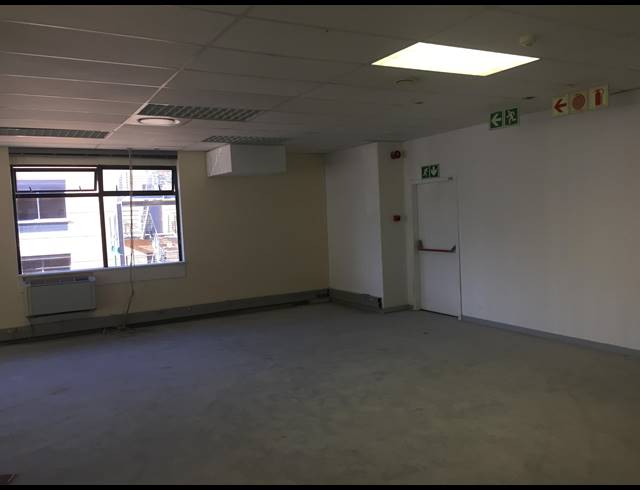 400M² OFFICE TO LET IN PLATTEKLOOF